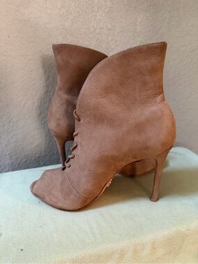 Schutz 8 Lace Up Booties 100% Lamb